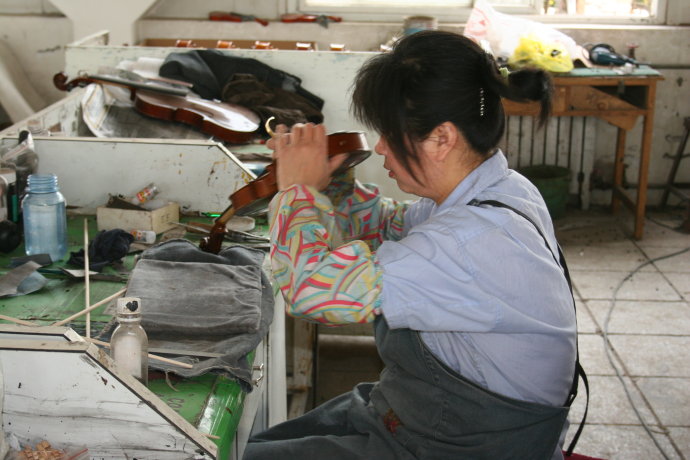 小提琴工藝：油漆 ，是經(jīng)過(guò)幾十道工藝，細(xì)細(xì)的打磨，才成如今這樣子的